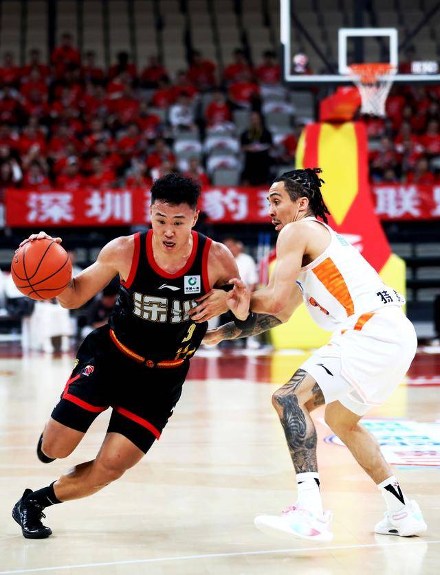 武汉三镇造点机会备战葡超多伦多猛龙复出首秀备战NBA季后赛，深圳男篮加时末段主帅复盘看傻球迷的简单介绍